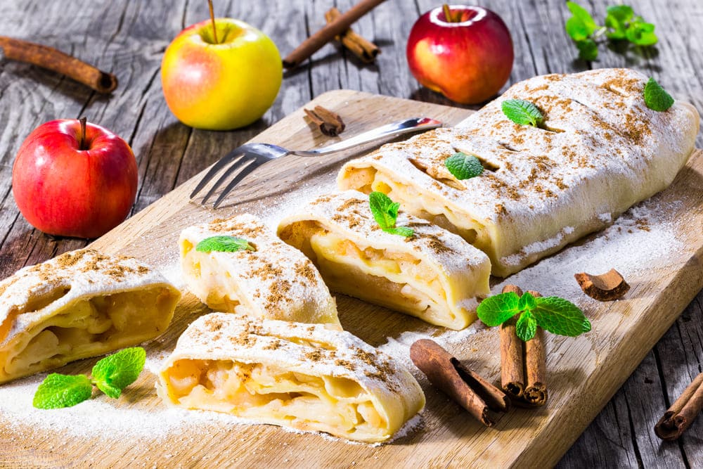 Plăcinta tradițională cu mere