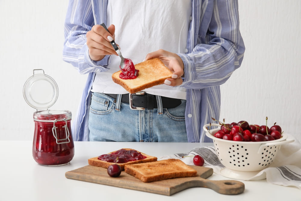 Dulceata de cirese si painea prajita