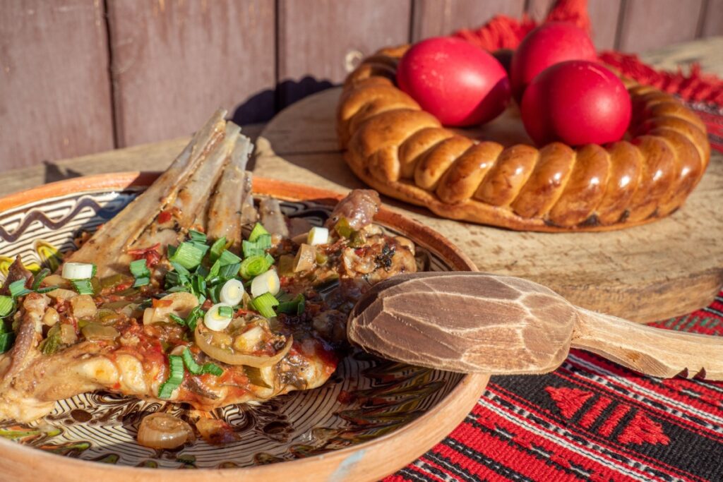 bucate traditionale de Paste pe masa rustica cu stergar traditional