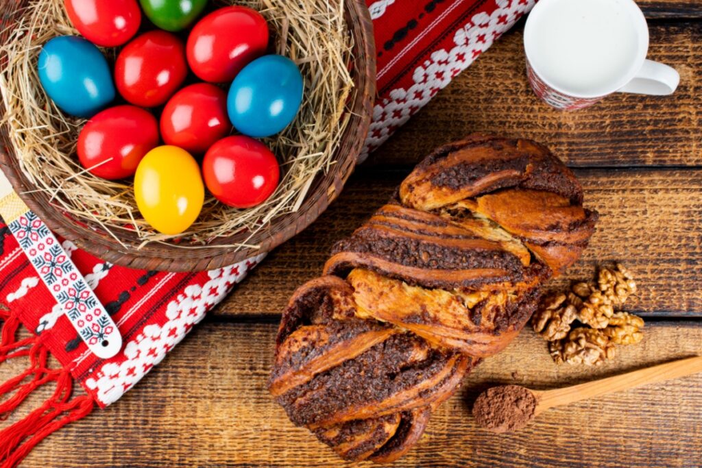 masa traditionala romaneasca de Paste cu cozonac si oua vopsite in cos pe masa rustica