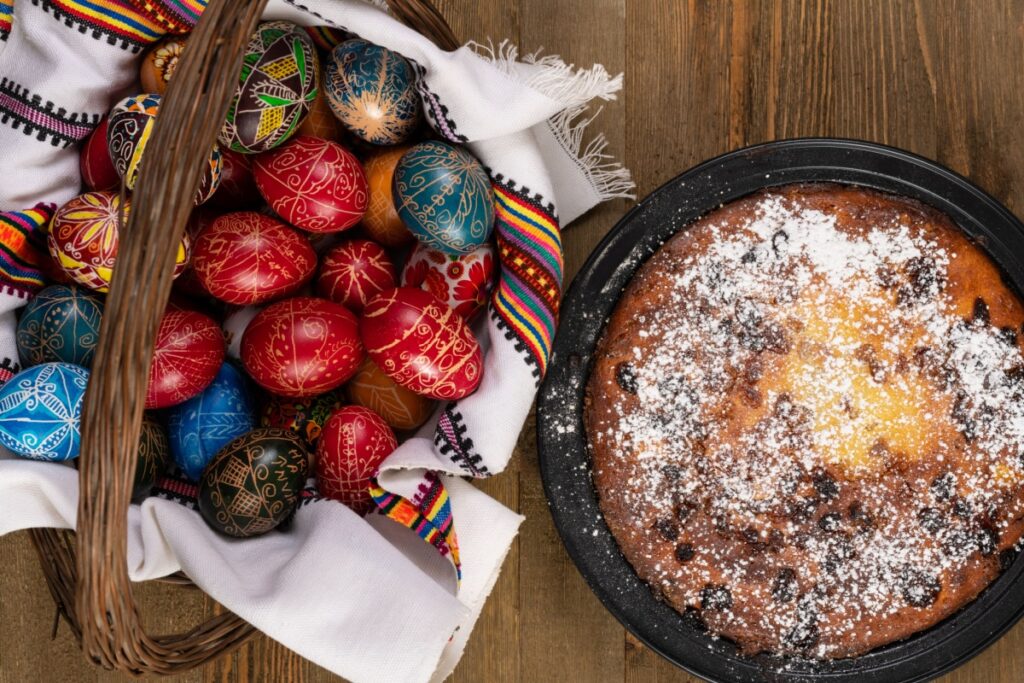 pasca traditionala cu branza alaturi de cos traditional cu oua vopsite de Paste