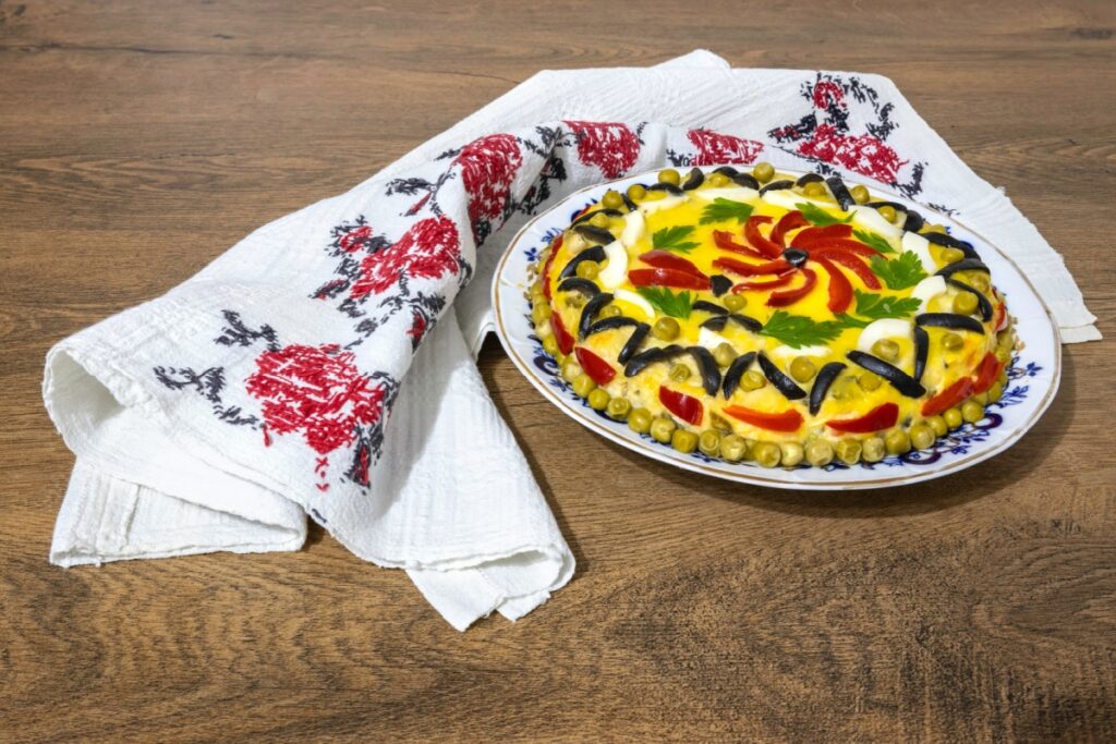farfurie cu salata boeuf traditionala langa stergar romanesc pe masa rustica