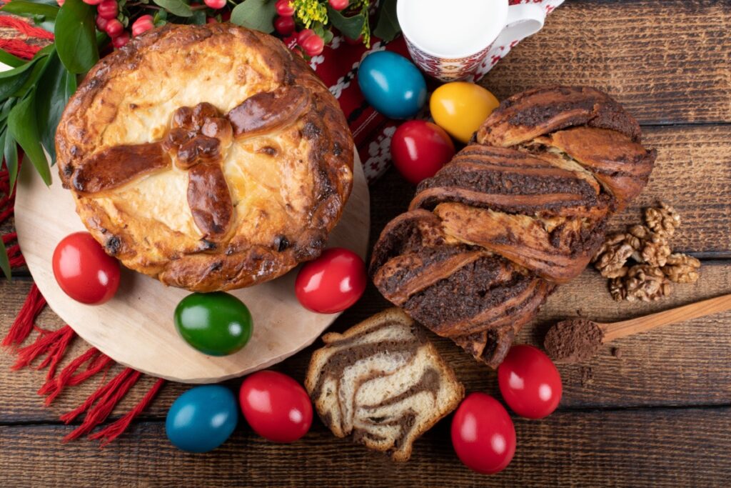 masa traditionala de Paste cu pasca, cozonac si oua de Paste
