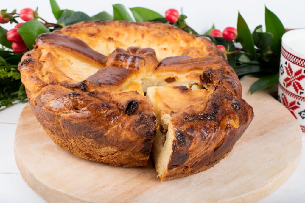 pasca cu branza traditionala romaneasca pe tocator din lemn