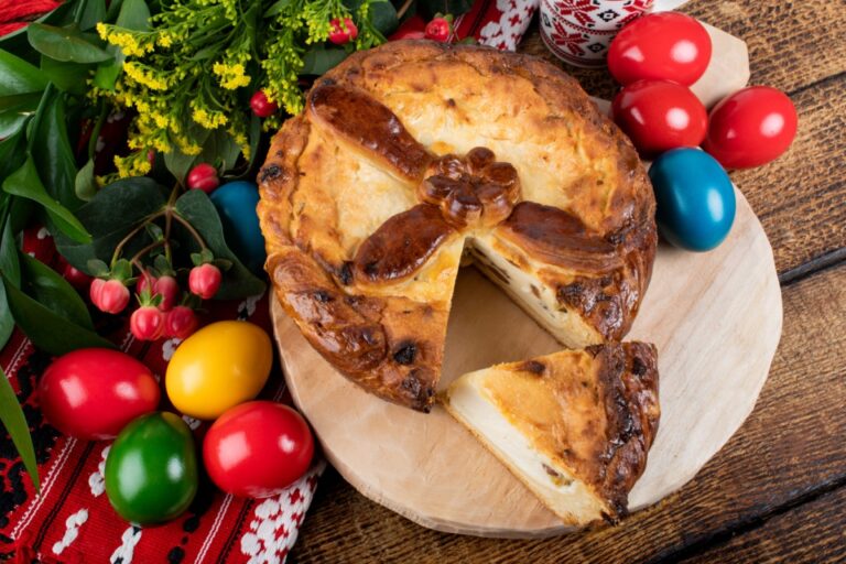 masa traditionala romaneasca de Paste cu pasca, cozonac si oua vopsite