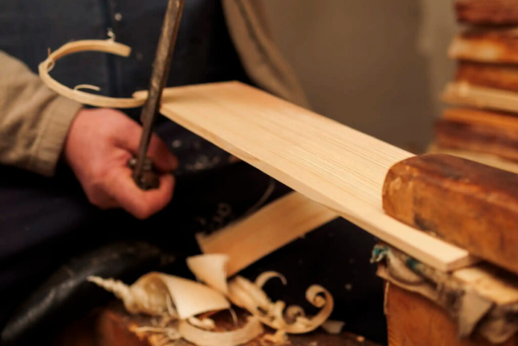 mestesugar roman care se ocupa de prelucrarea lemnului in atelier