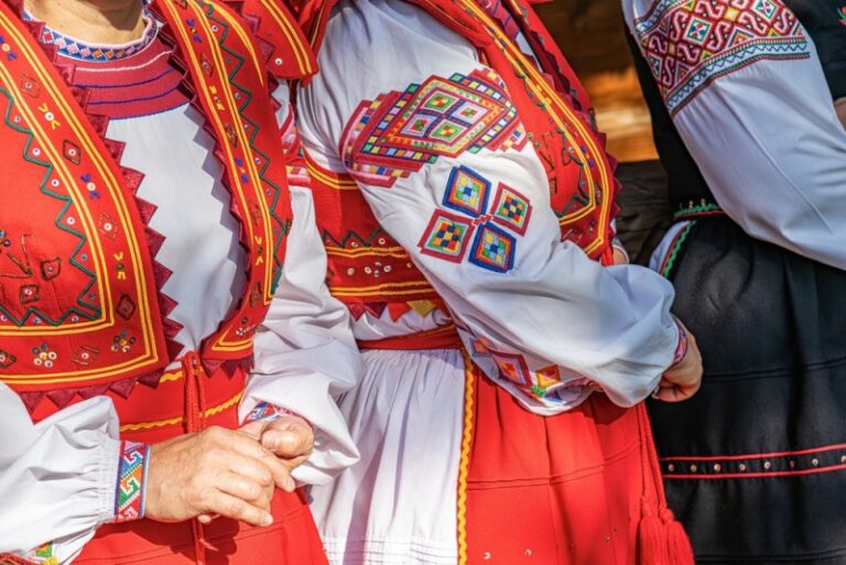 femei imbracate in costume cu motive traditionale romanesti