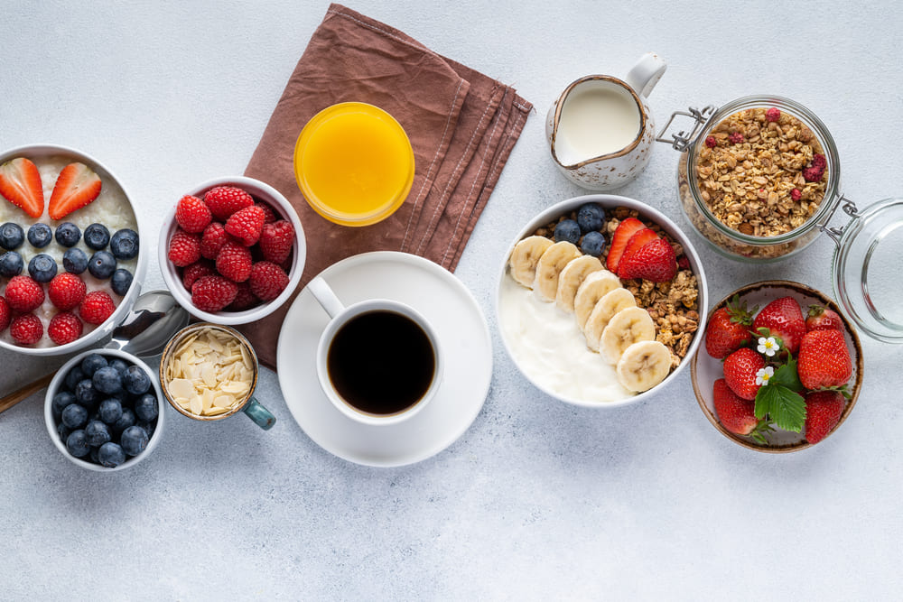 cafea, fructe, cereale si iaurt pentru mic dejun