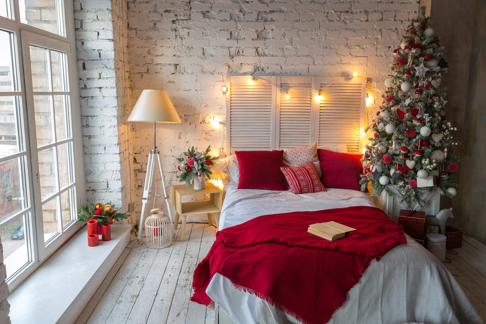 Dormitorul decorat de Crăciun