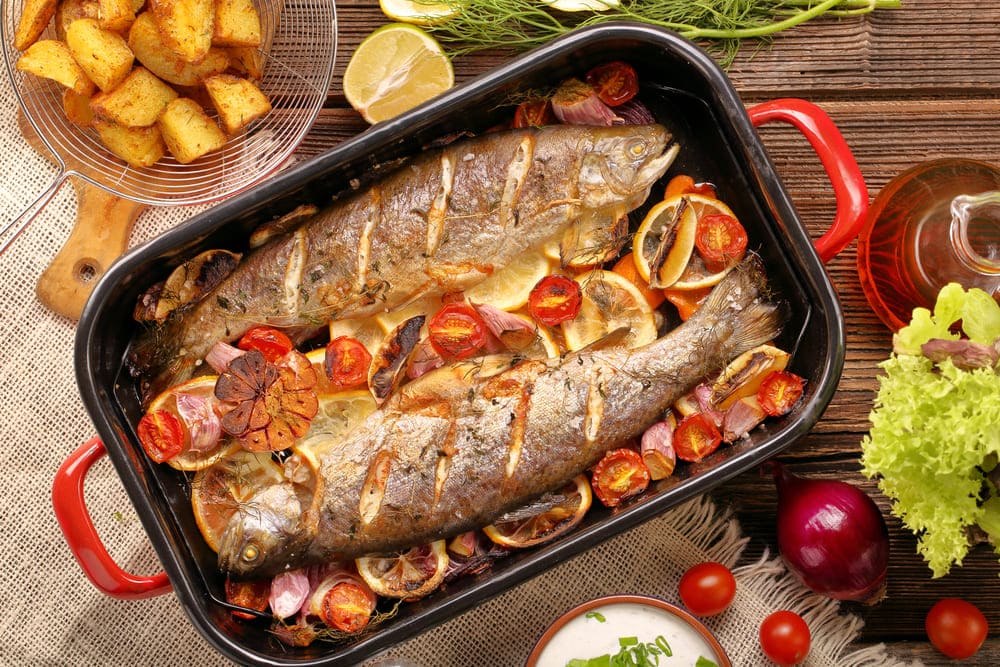 Pește la cuptor cu sos de roșii și usturoi