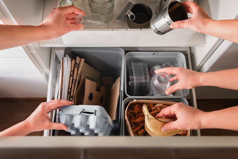 Organizează colectarea selectivă a deșeurilor în bucătărie
