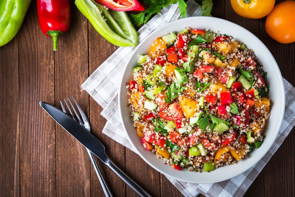 Salată de quinoa cu legume proaspete și dressing de lămâie