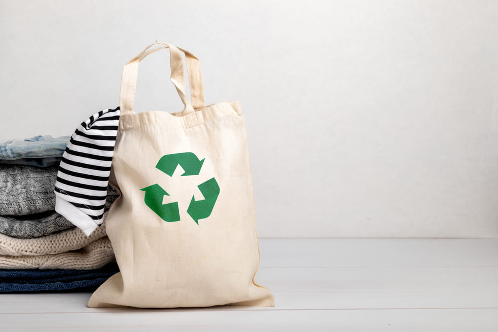 Stilul de viață zero-waste cu o garderobă sustenabilă