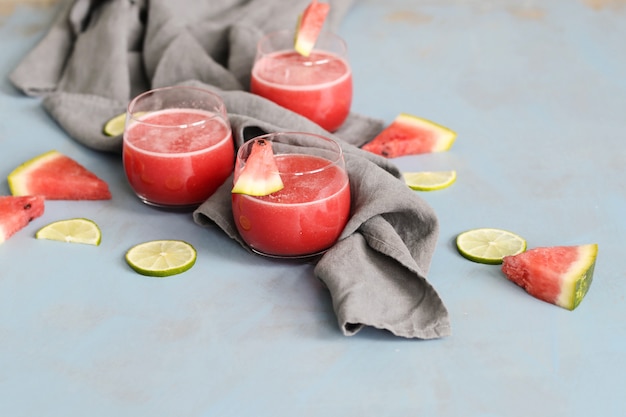 Cocktail cu pepene roșu și piersică