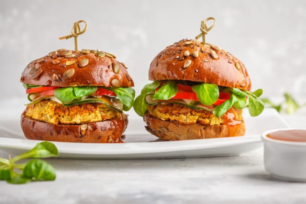 Burgeri vegetarieni cu linte, rosii si valeriana pe platou alb