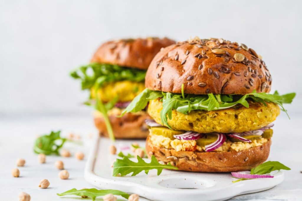 Doi burgeri vegetariene cu linte, naut si ruccola