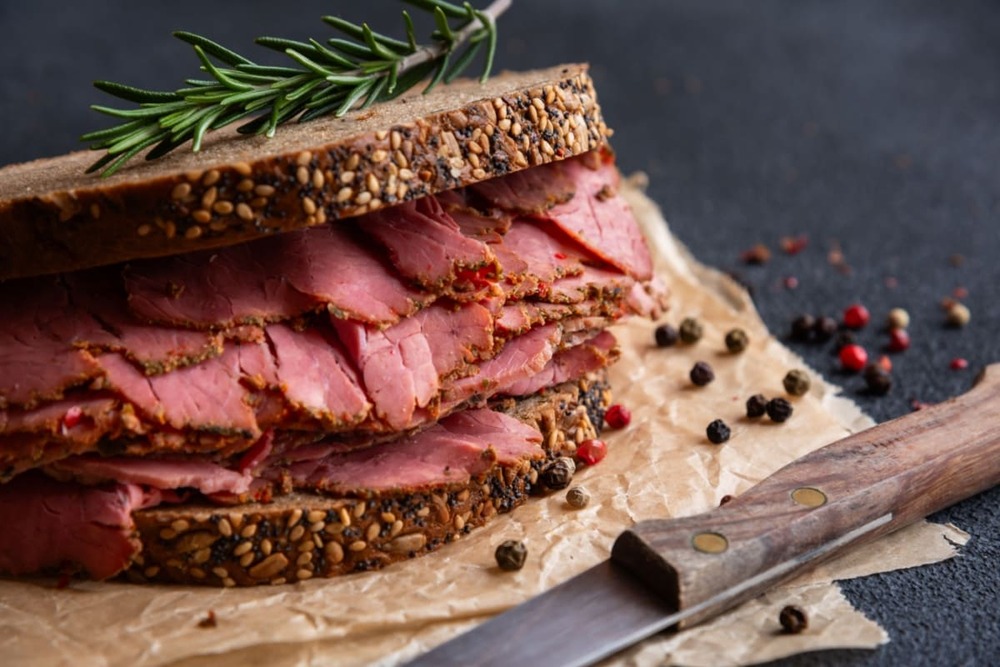 Sandwich cu pastrama de oaie pe hartie de copt cu boabe de piper
