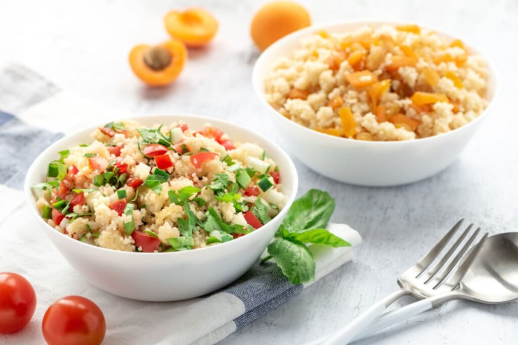 Boluri cu salata de cuscus cu legume si cuscus cu caise si stafide