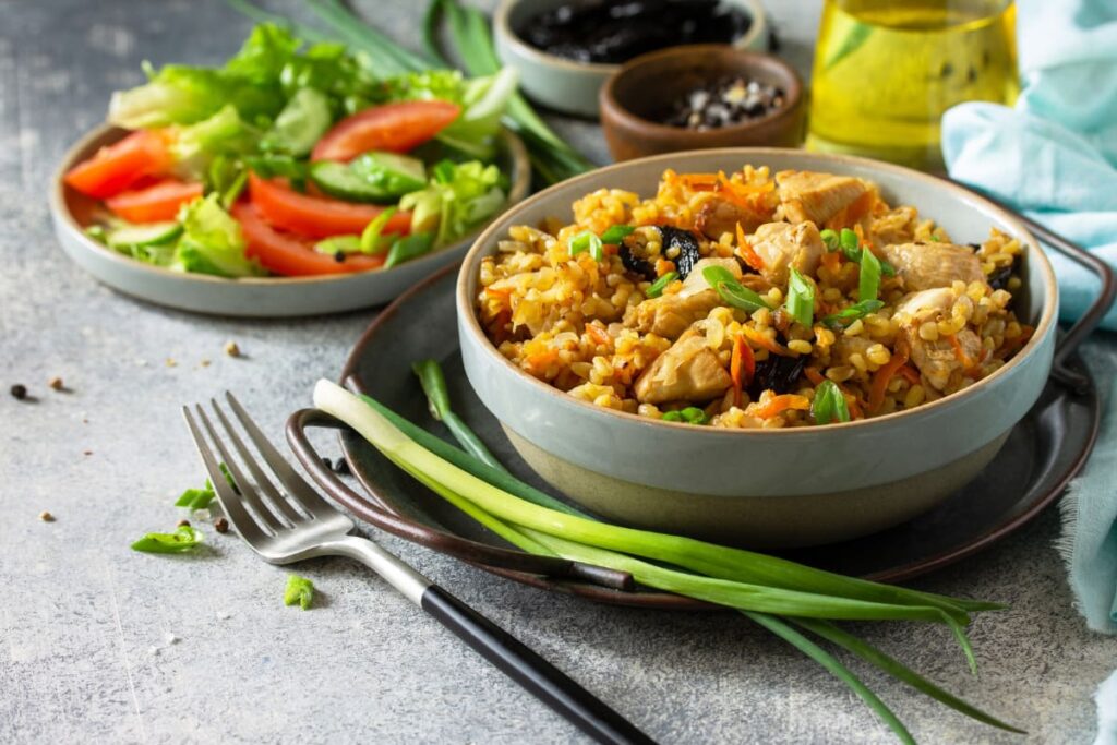Bulgur cu legume si carne in bol din ceramica
