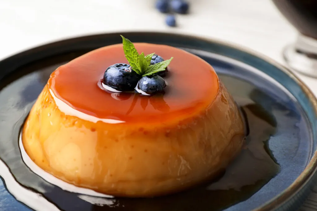Crema de zahar ars cu sirop de caramel si afine pe farfurie