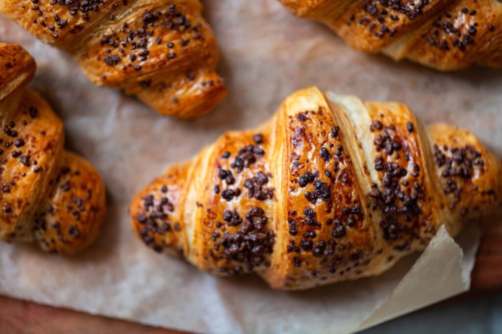 Croissante cu ciocolata pe hartie de copt