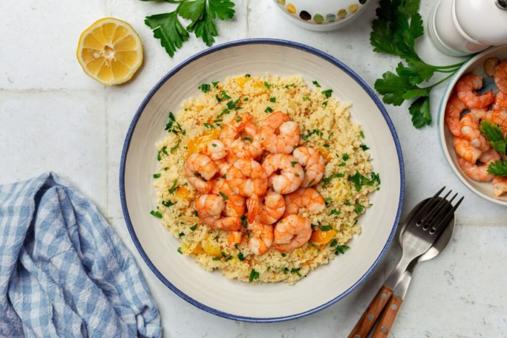 Cuscus cu creveti, lamaie si coriandru in farfurie alba