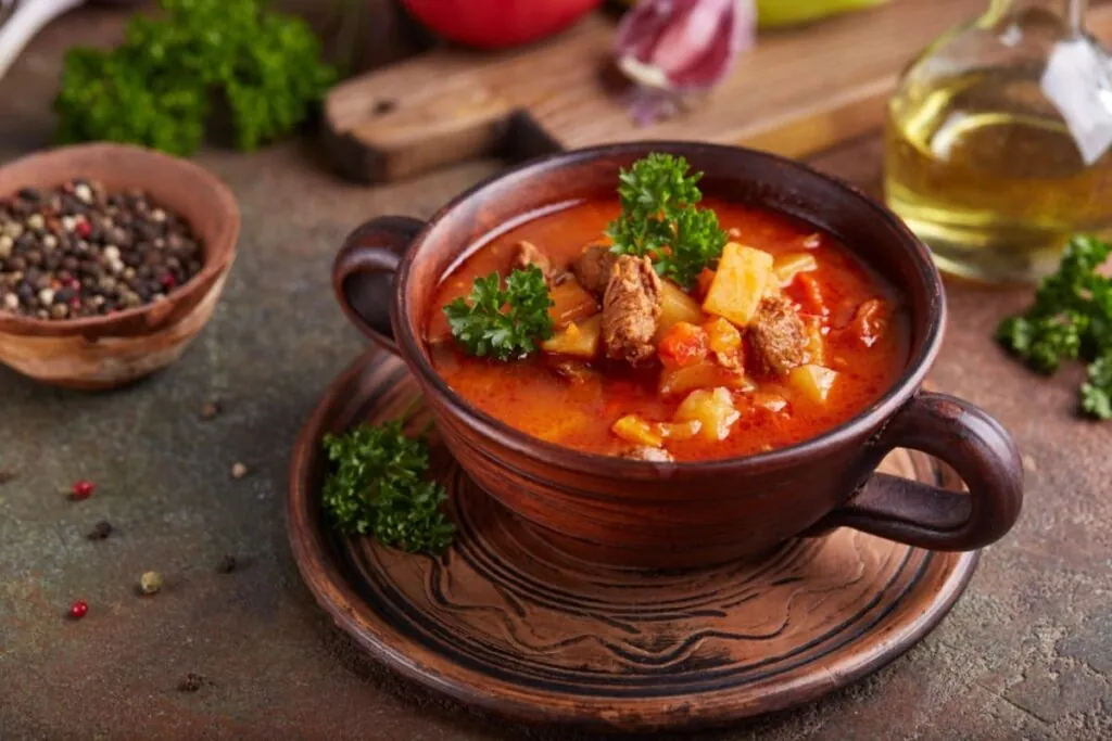 Gulas de vita unguresc in strachina rustica decorat cu patrunjel