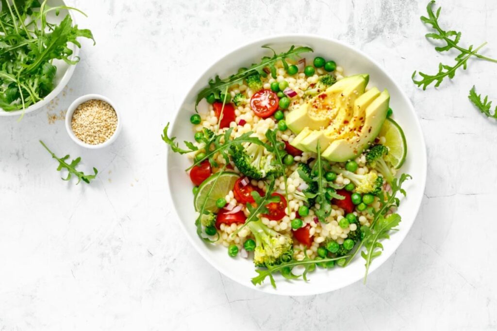 Salata de cuscus cu broccoli, mazare, rosii cherii, avocado si rucola