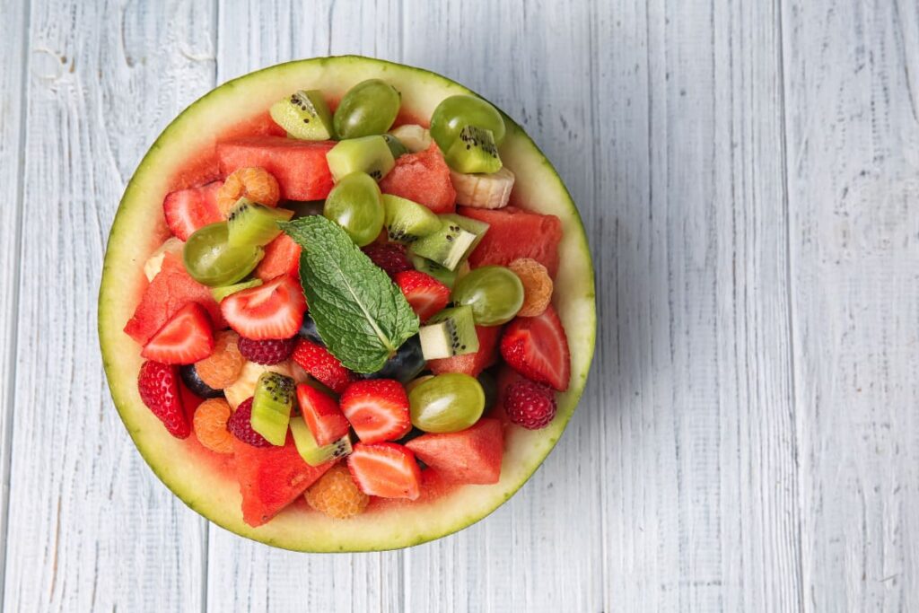 Salata de fructe servite in coaja de pepene rosu
