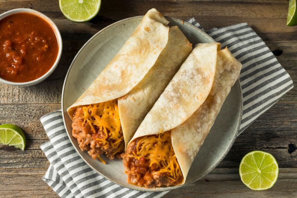burrito mexican cu branza alaturi de sos salsa si lime