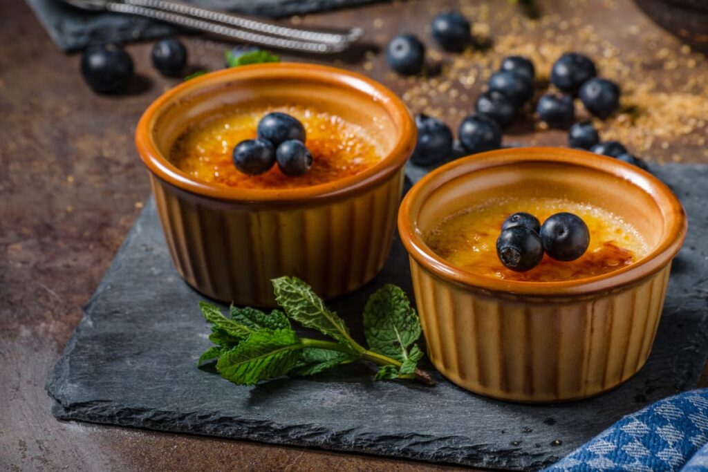 creme brulee in forme ceramice cu afine si menta