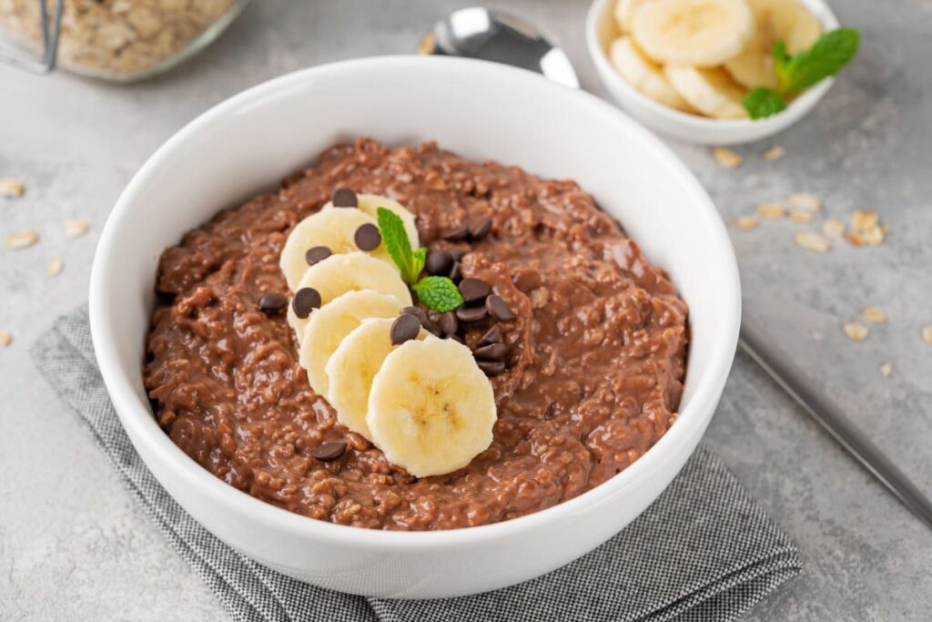 terci de ovaz cu ciocolata si felii de banana in bol alb