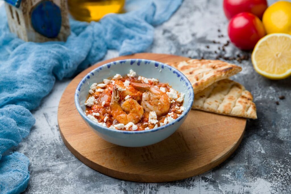 creveti Saganaki in bol alaturi de pita greceasca