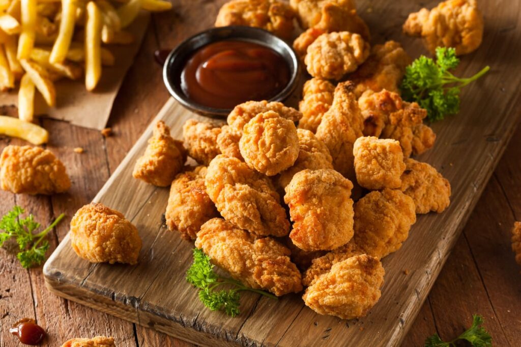 crispy de pui pe tocator din lemn cu sos