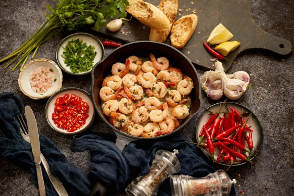 ingrediente pentru reteta greceasca de creveti Saganaki pe blatul de bucatarie