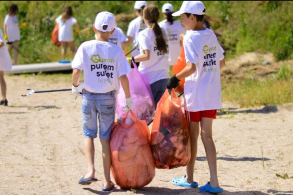 copii care aduna deseurile de pe plaja in cadrul proiectului O MARE de bine 2024