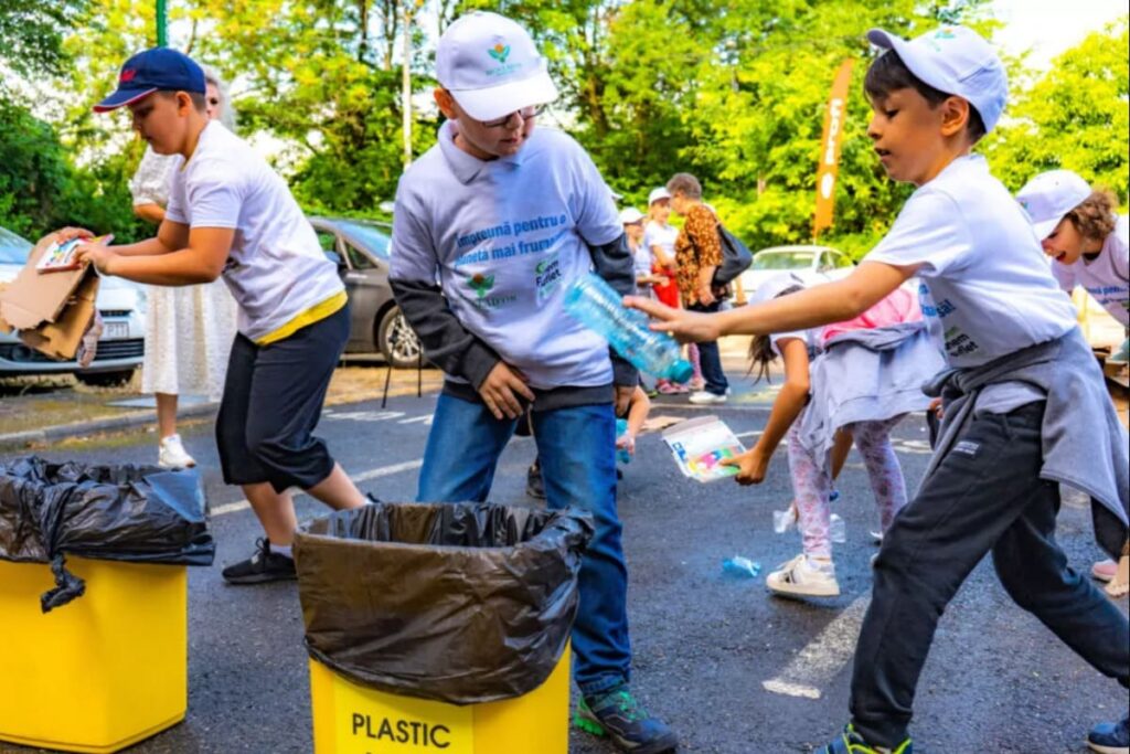 copii care participa la Competitia Reciclarii organizata de Profi si Reciclad’OR