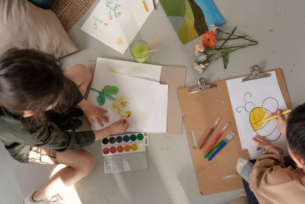 copii care picteaza la atelier de pictura