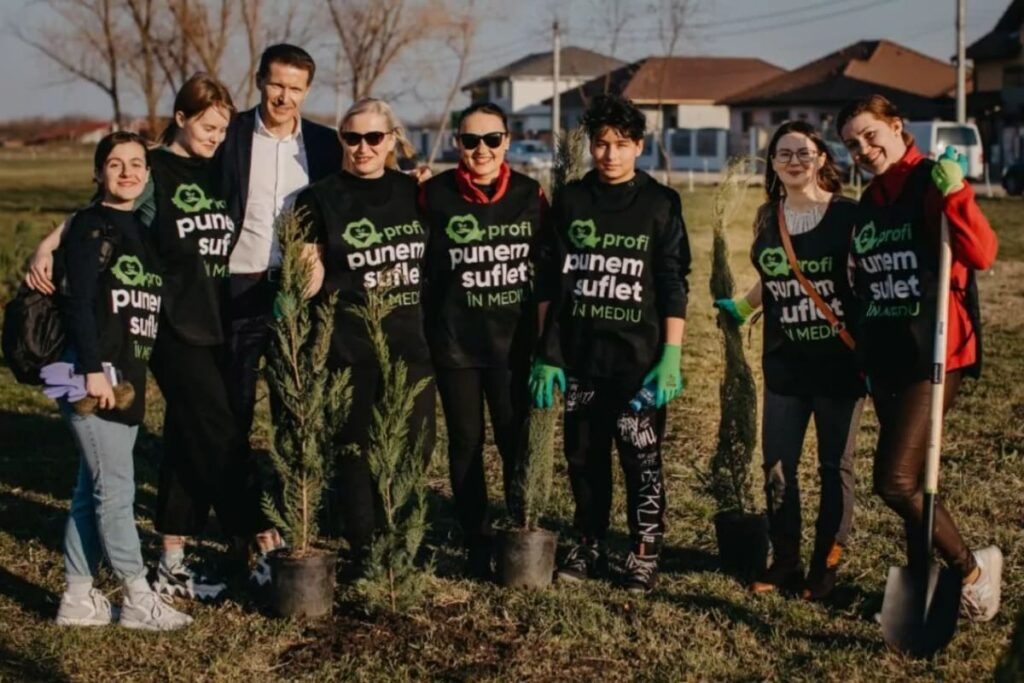 echipa Profi si voluntari care planteaza copaci pentru regenerarea urbana