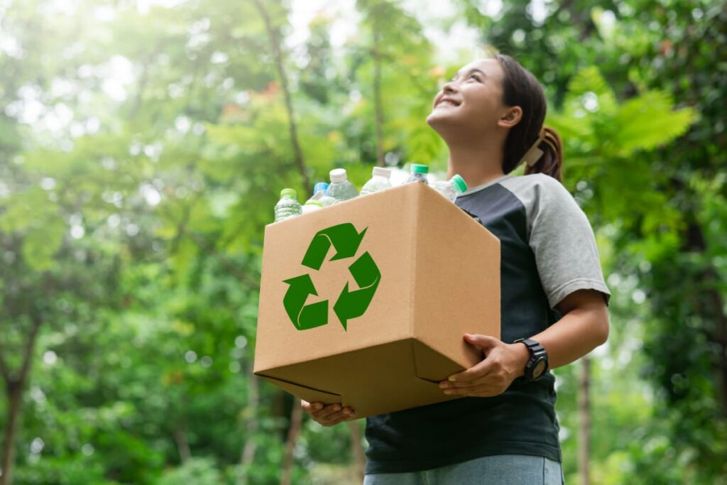 fata care recicleaza sticle din plastic