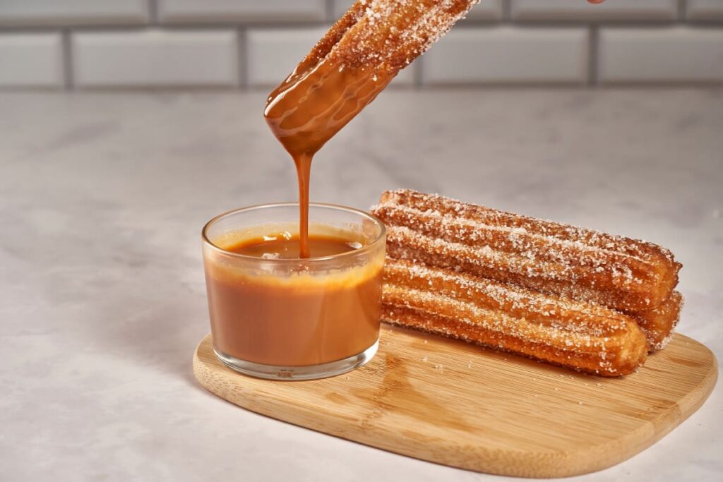 gogosi churros servite cu dulce de leche