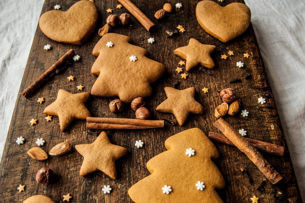 Biscuiti cu scortisoara  in forme festive