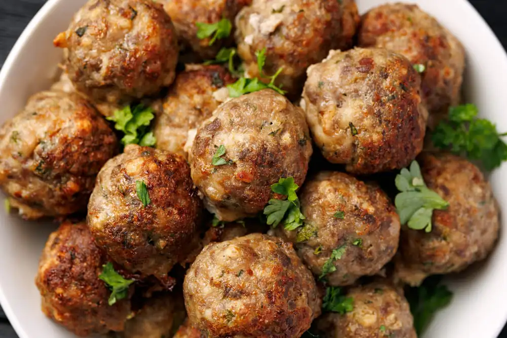 Chiftele de porc cu verdeturi