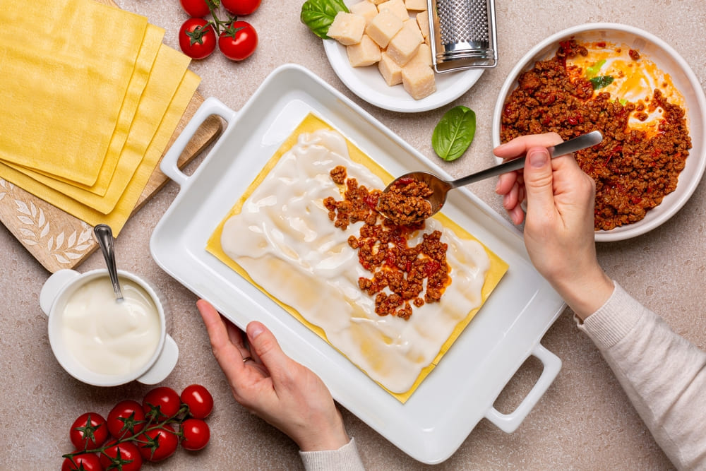 Ingrediente pentru sosul Bechamel aranjate pe o masa