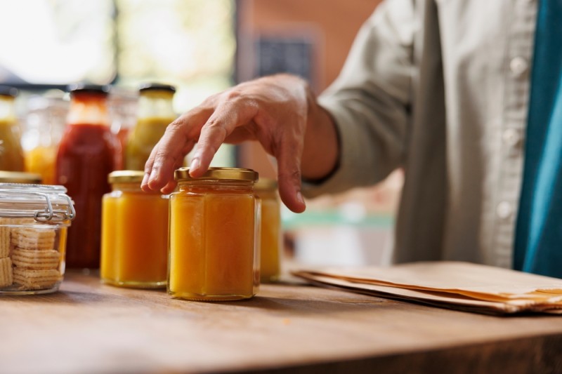 borcane alimentare sigilate pregatite pentru depozitare