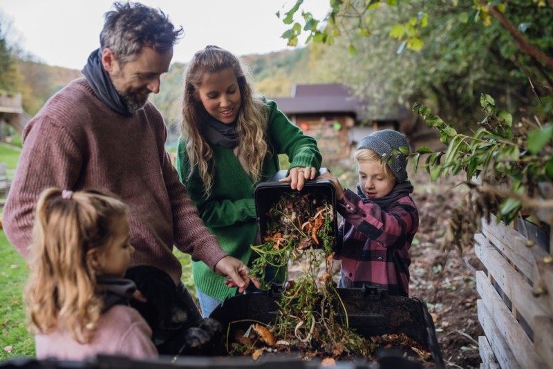 o imagine o familie care composteaza resturi alimentare