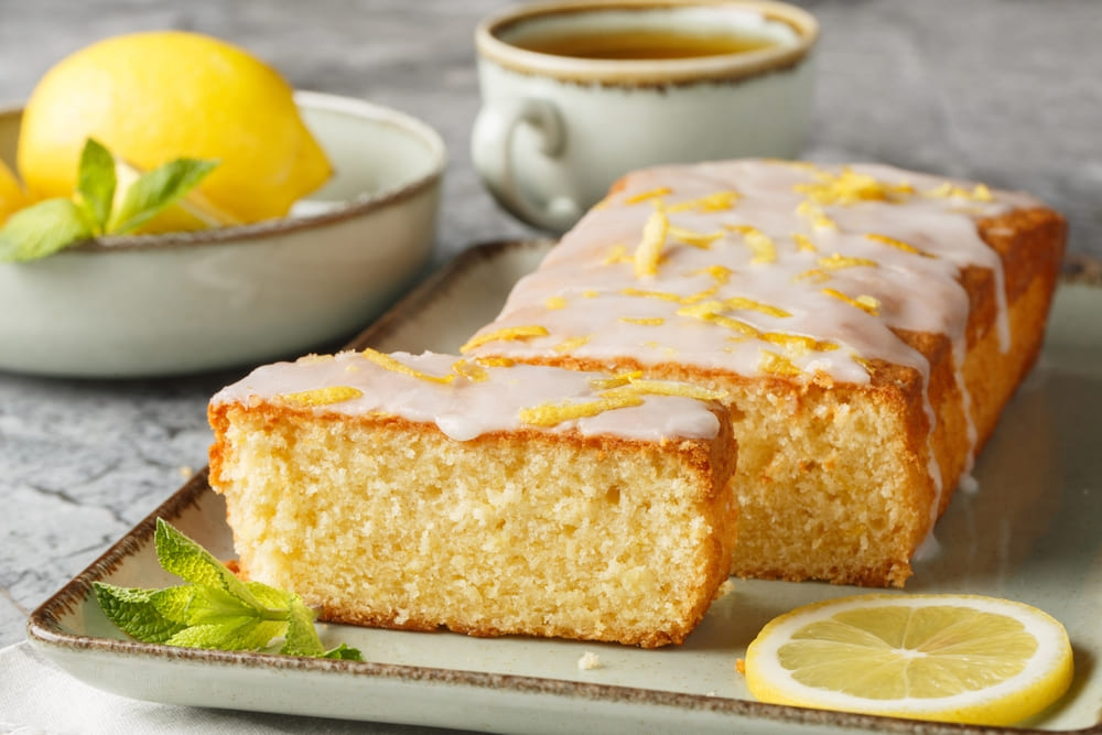 prajitura cu lamaie delicioasa pe un platou, cu lamaie alaturi