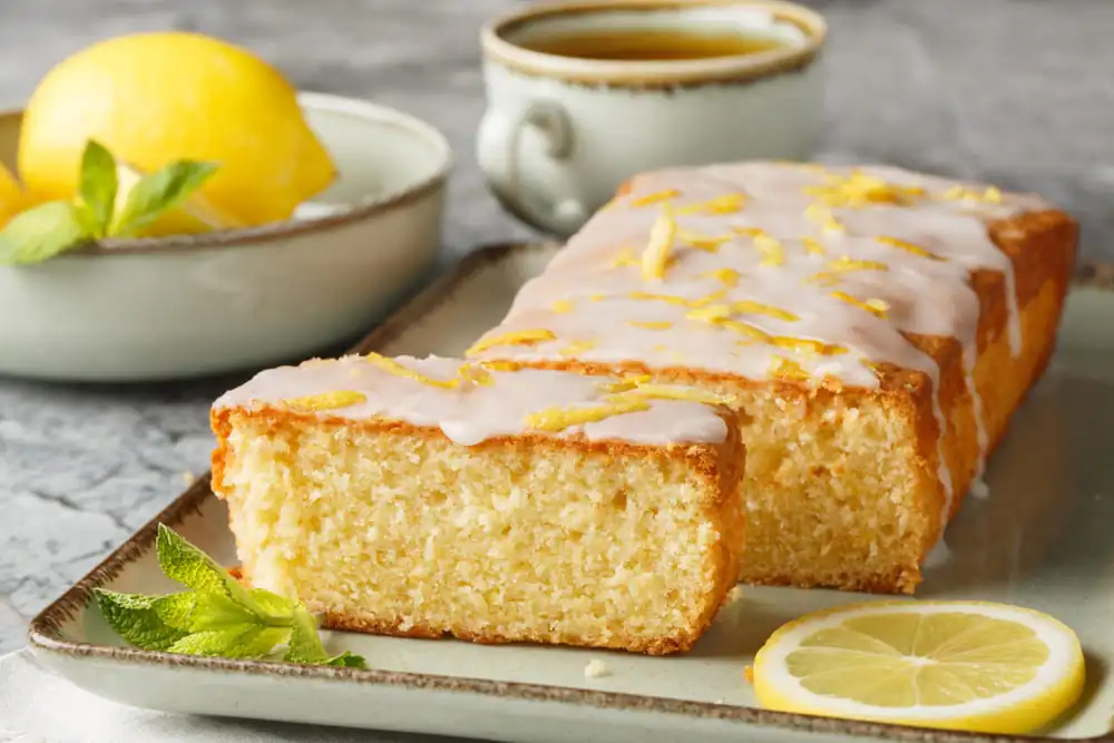 prajitura cu lamaie delicioasa pe un platou, cu lamaie alaturi