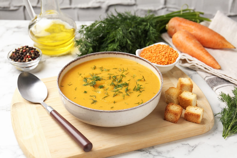supa crema de linte servita intr-un bol