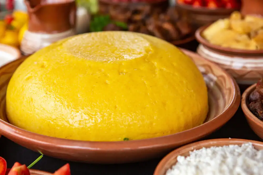 mamaliga traditionala romaneasca alaturi de bucate pe masa